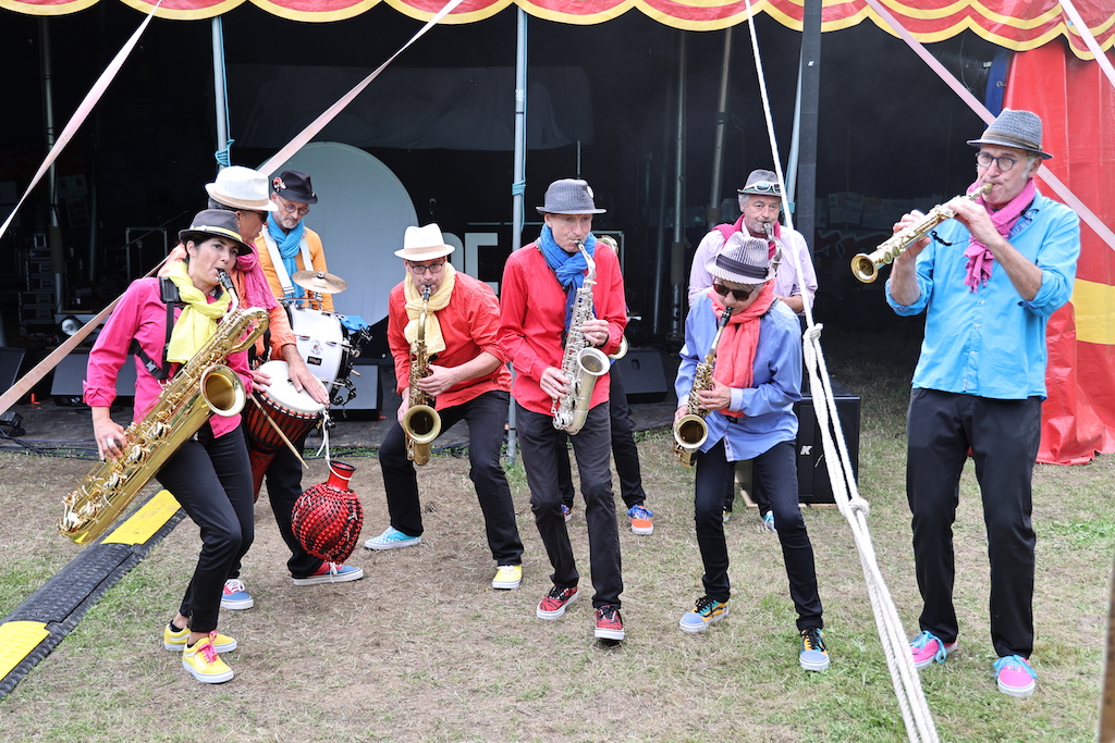 Sous le chapiteau - 8 artistes - musiciens - groupe Trop'chefs