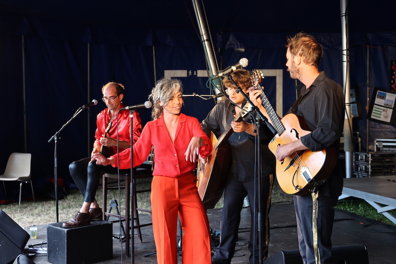 Sous le chapiteau - 2 chanteuses et 1 guitaristes - musique - Royal Kopek