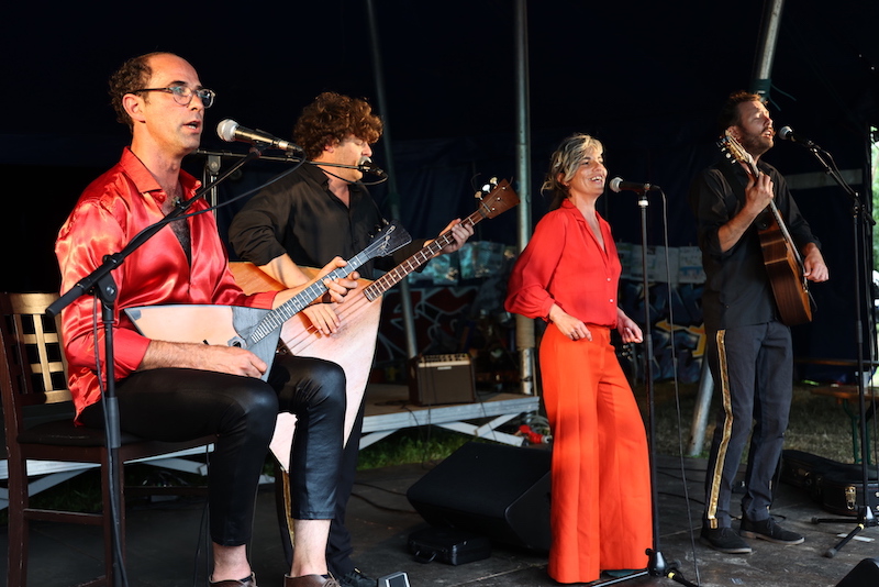 Sous le chapiteau - 1 chanteuse et 3 musiciens - musique - Royal Kopek